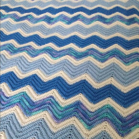 VNT throw blanket, knit, zig zag pattern - Picture 4 of 6